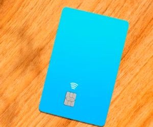 Cryptocurrencies offer high return potential and greater financial freedom through decentralisation, operating in a market that is open 24/7. However, they are a high-risk asset due to extreme volatility and the lack of regulation. The main risks include rapid losses and cybersecurity failures. The key to success is to invest only with a clear strategy and with capital that does not compromise your financial stability.