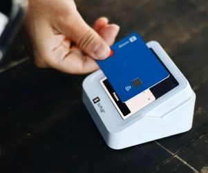 Cryptocurrencies offer high return potential and greater financial freedom through decentralisation, operating in a market that is open 24/7. However, they are a high-risk asset due to extreme volatility and the lack of regulation. The main risks include rapid losses and cybersecurity failures. The key to success is to invest only with a clear strategy and with capital that does not compromise your financial stability.