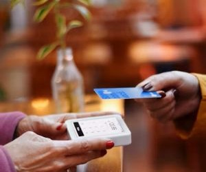 Commodities such as gold, oil, agricultural products and industrial metals offer opportunities to diversify your portfolio and hedge against inflation, but they are also high-risk assets due to price volatility, geopolitical tensions and supply-demand shocks; the key is to invest with a clear strategy, an understanding of the underlying market drivers, and only with capital that does not compromise your financial stability.