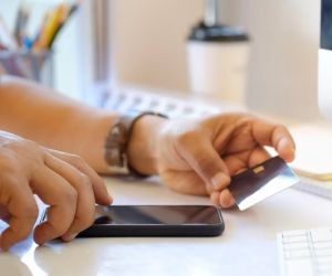 Cryptocurrencies offer high return potential and greater financial freedom through decentralisation, operating in a market that is open 24/7. However, they are a high-risk asset due to extreme volatility and the lack of regulation. The main risks include rapid losses and cybersecurity failures. The key to success is to invest only with a clear strategy and with capital that does not compromise your financial stability.